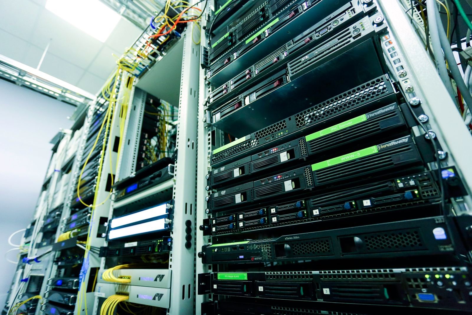 Rack de servidores em data center, com cabos e equipamentos de armazenamento