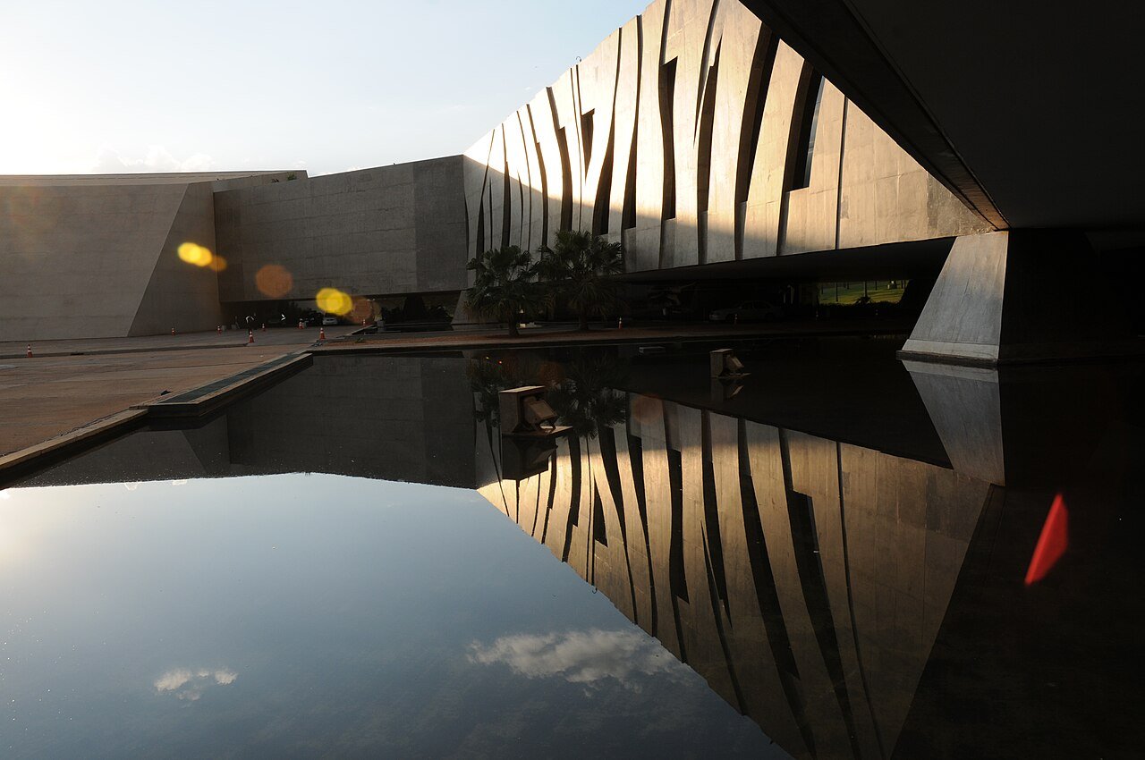 Fachada do edifício sede do Superior Tribunal de Justiça refletida no espelho d'água, em Brasília