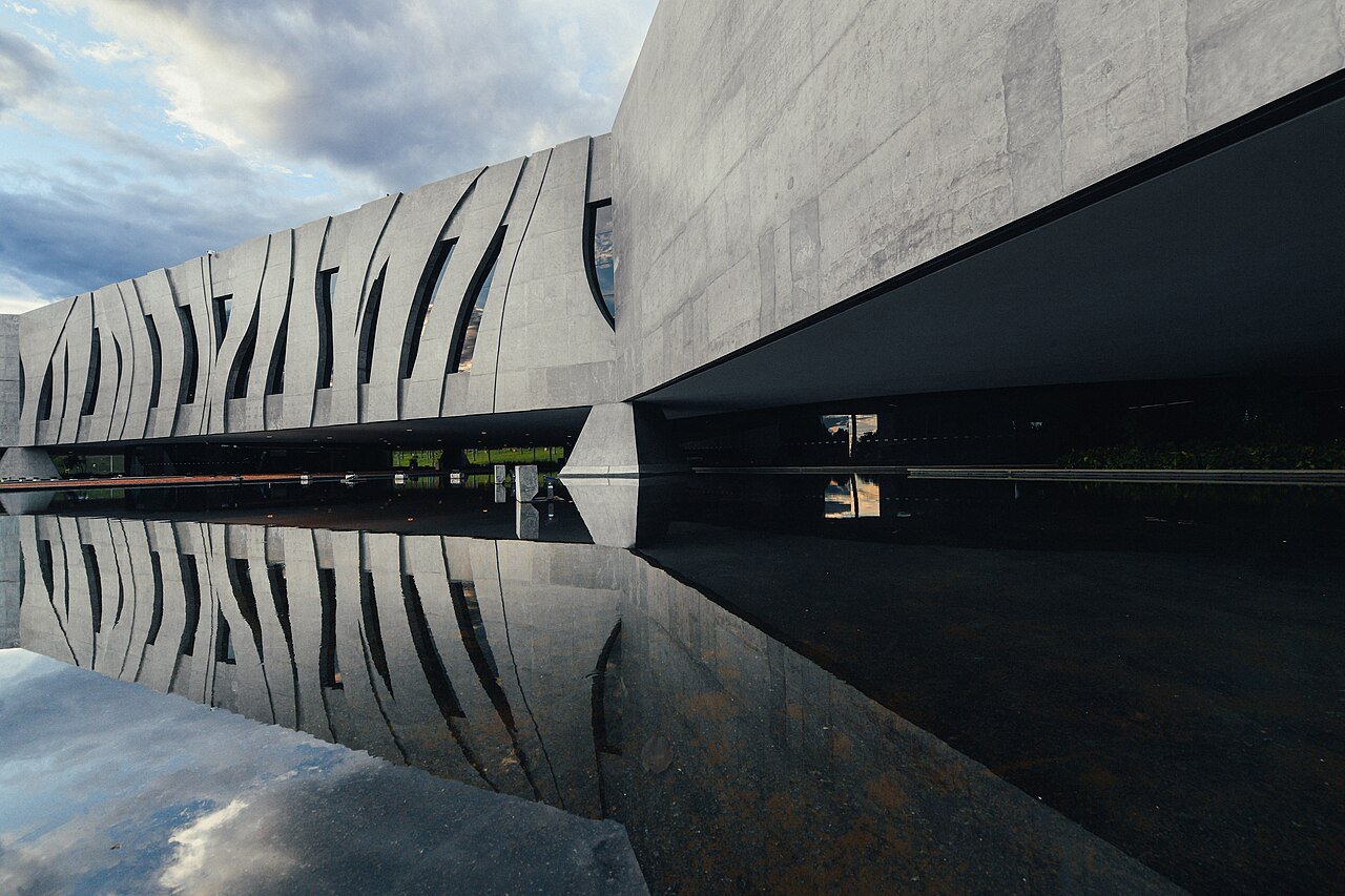 Edifício-sede do Superior Tribunal de Justiça, em Brasília, refletido no espelho d'água da fachada
