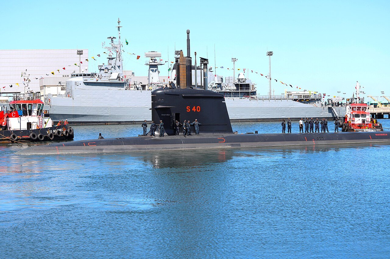 Submarino Riachuelo, da Marinha do Brasil, atracado com militares em cima do casco