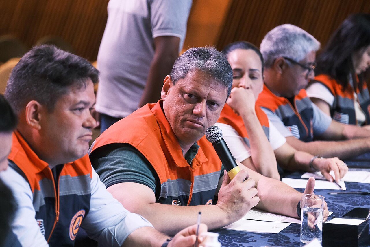 O governador de São Paulo, Tarcísio de Freitas, fala ao microfone durante reunião de secretariado