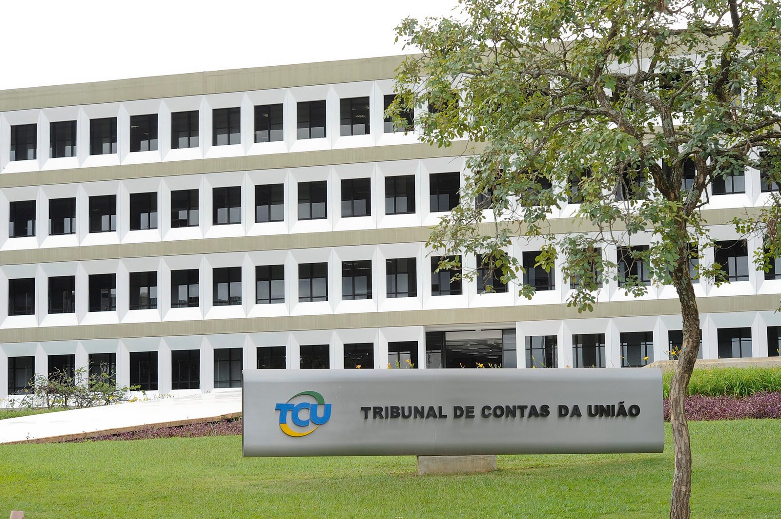 Fachada da sede do Tribunal de Contas da União, em Brasília, com o letreiro do órgão em primeiro plano