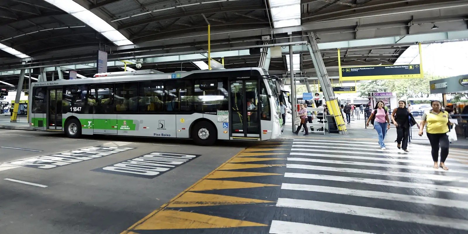 Ônibus do sistema municipal de São Paulo em terminal de embarque