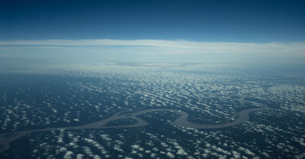 Vista aérea de rio serpenteando pela floresta amazônica