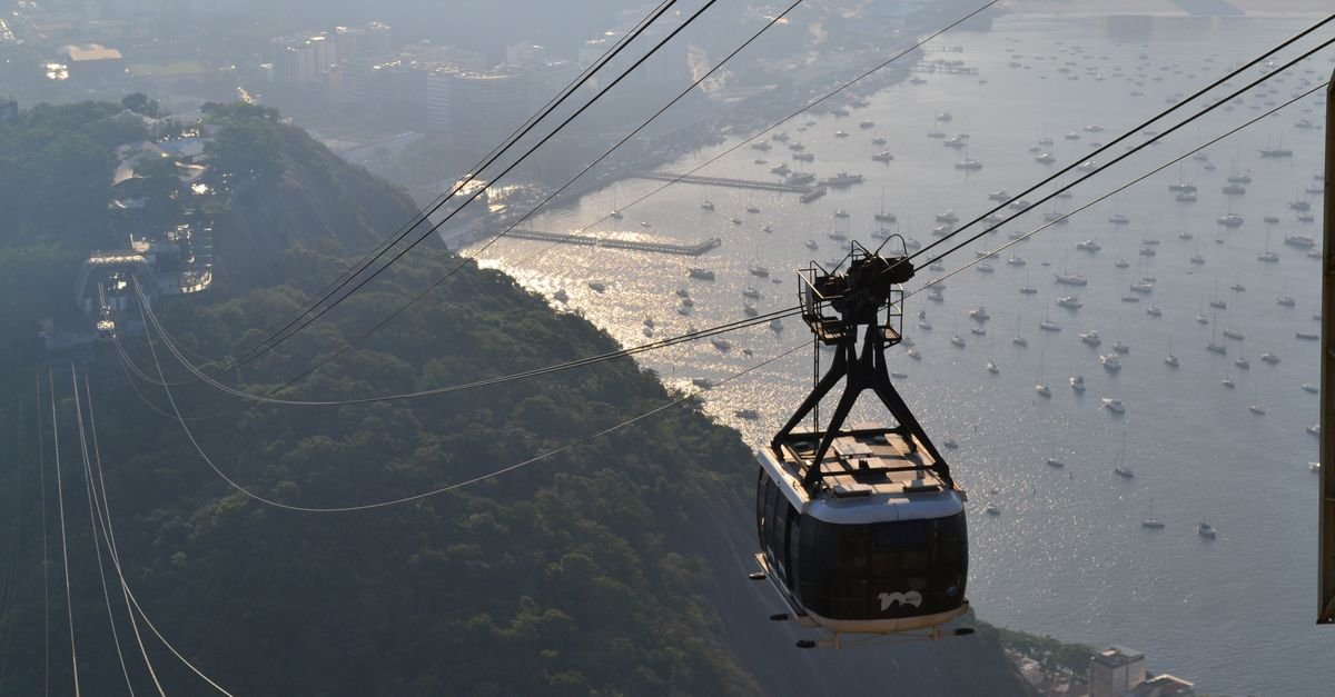 Bondinho do Pão de Açúcar em travessia sobre a Baía de Guanabara, no Rio de Janeiro