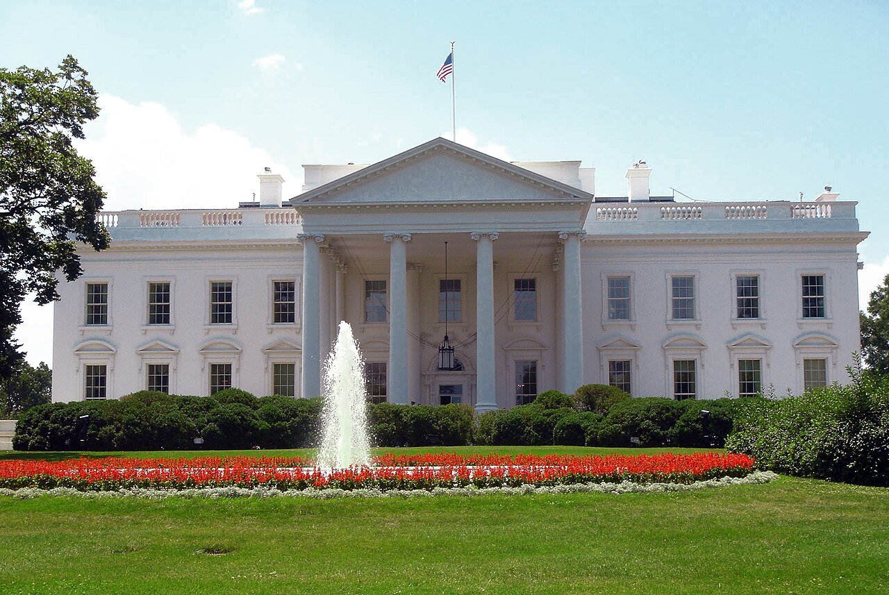 Fachada norte da Casa Branca, em Washington, com a bandeira dos Estados Unidos no mastro