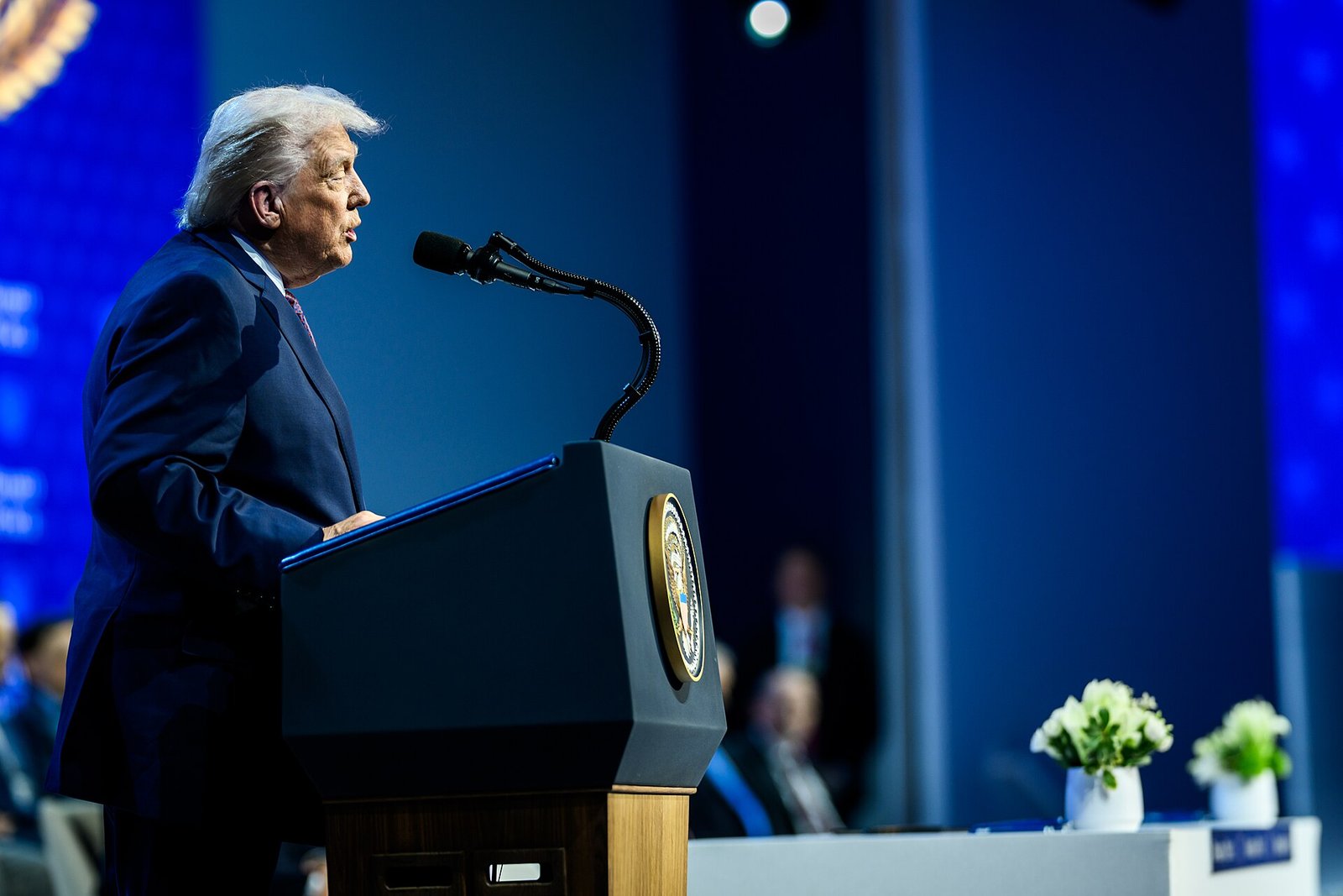 Presidente dos Estados Unidos, Donald Trump, discursa em púlpito com o selo presidencial