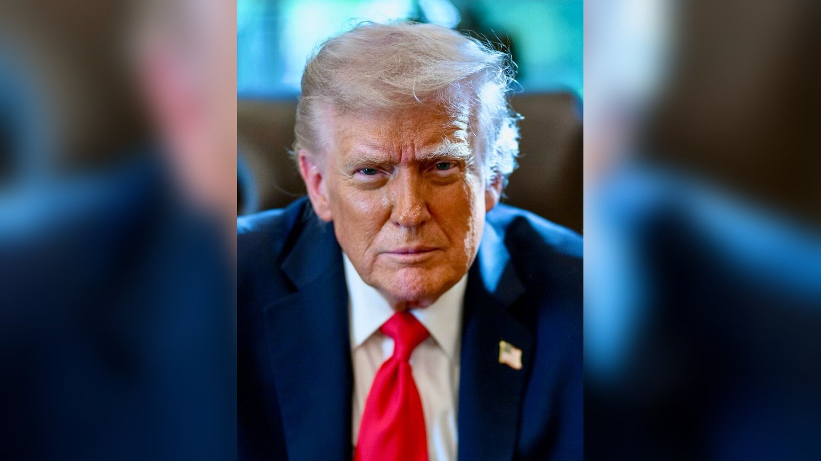 O presidente dos Estados Unidos, Donald Trump, de terno escuro e gravata vermelha, em retrato oficial da Casa Branca