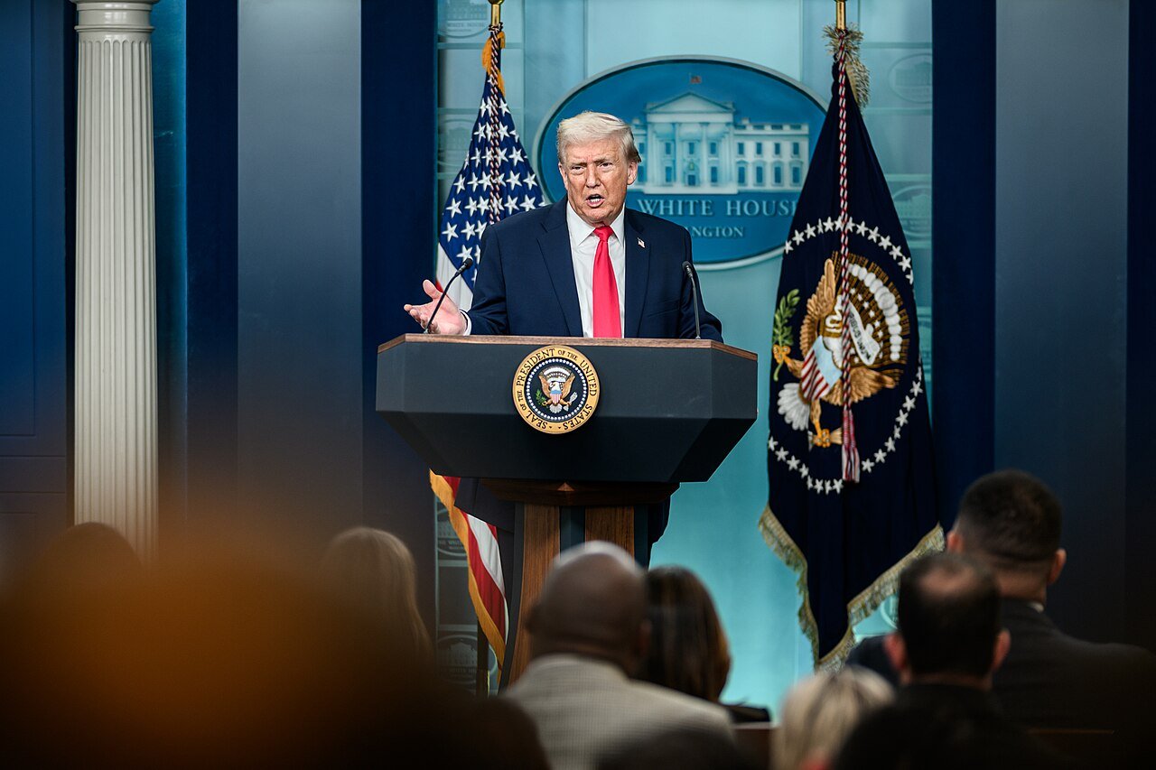 O presidente dos Estados Unidos, Donald Trump, fala a jornalistas no pulpito da sala de imprensa da Casa Branca