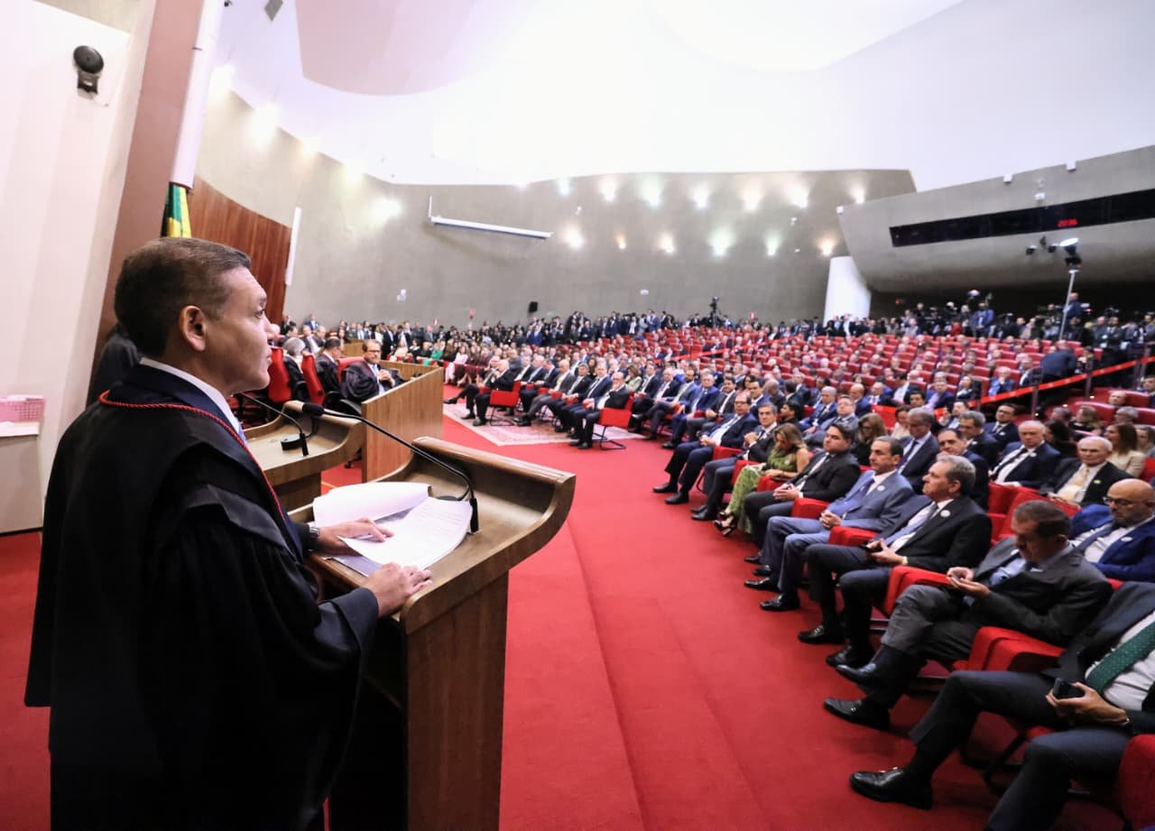Ministro Kassio Nunes Marques discursa na tribuna do plenário do Tribunal Superior Eleitoral, diante de plateia