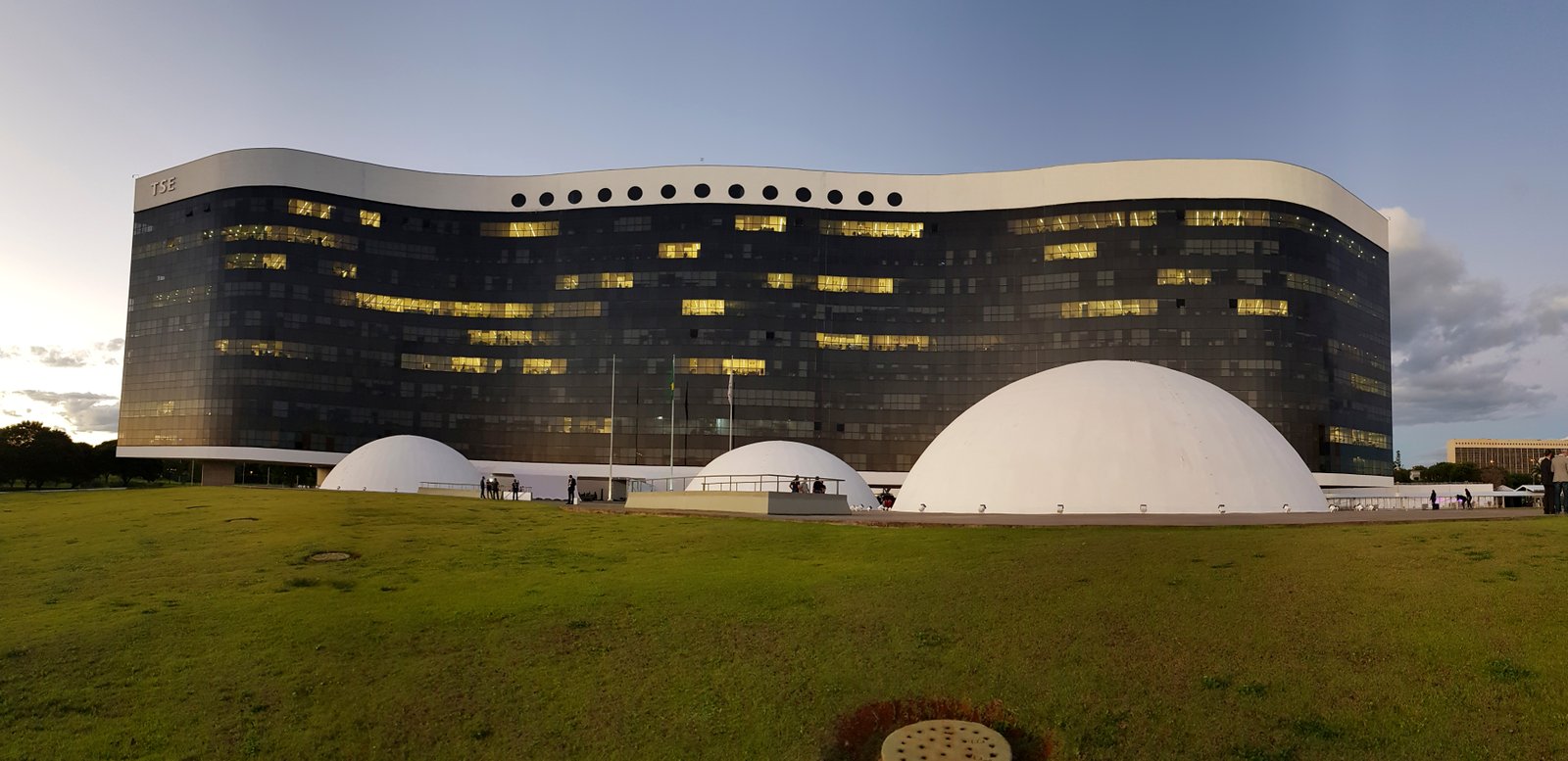 Fachada do Tribunal Superior Eleitoral em Brasília ao entardecer, com a sigla TSE no alto do prédio