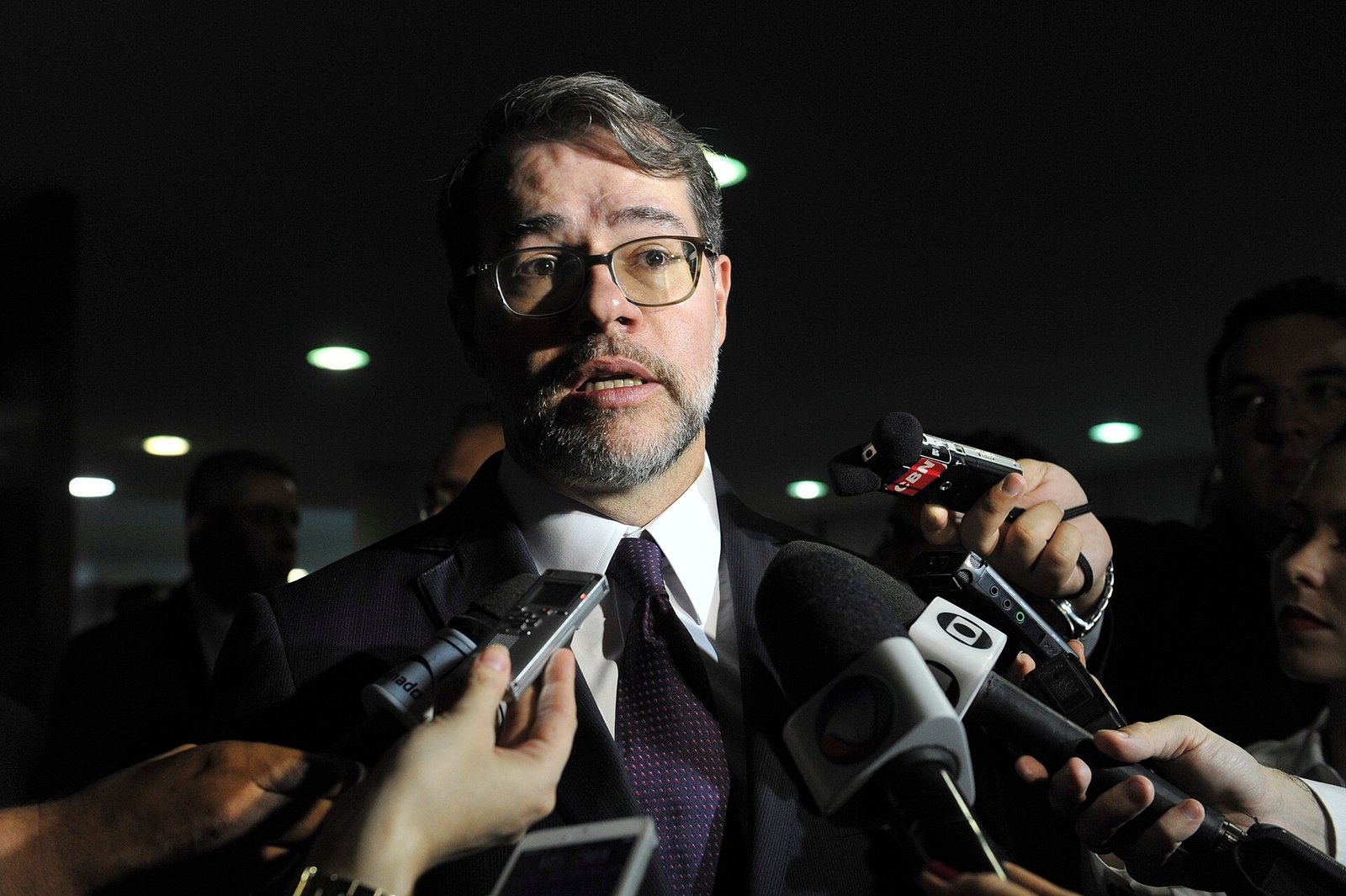 O ministro Dias Toffoli fala a jornalistas cercado por microfones