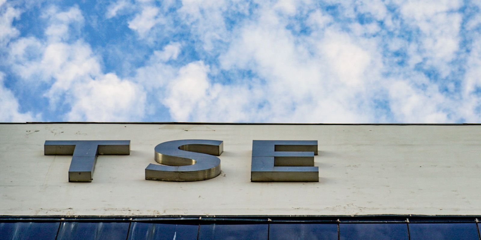 Letreiros metálicos com a sigla TSE na fachada do Tribunal Superior Eleitoral, em Brasília, sob céu com nuvens (foto de arquivo)