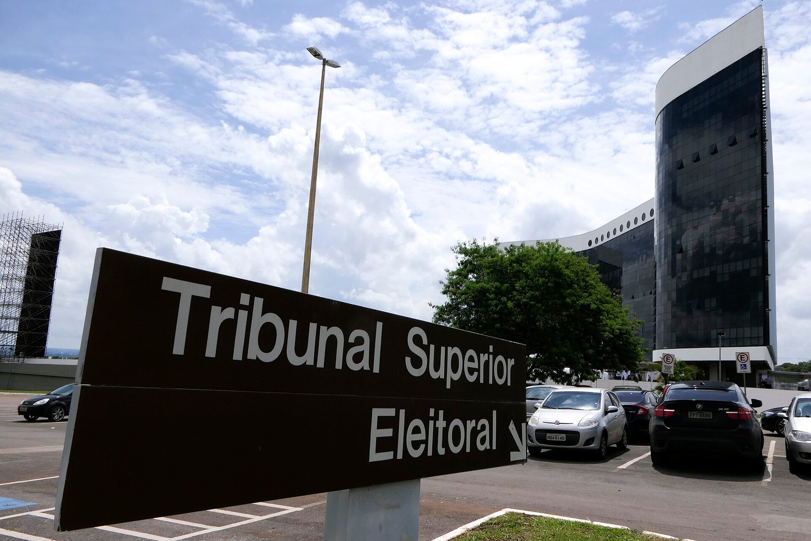 Placa de sinalização e prédio do Tribunal Superior Eleitoral em Brasília