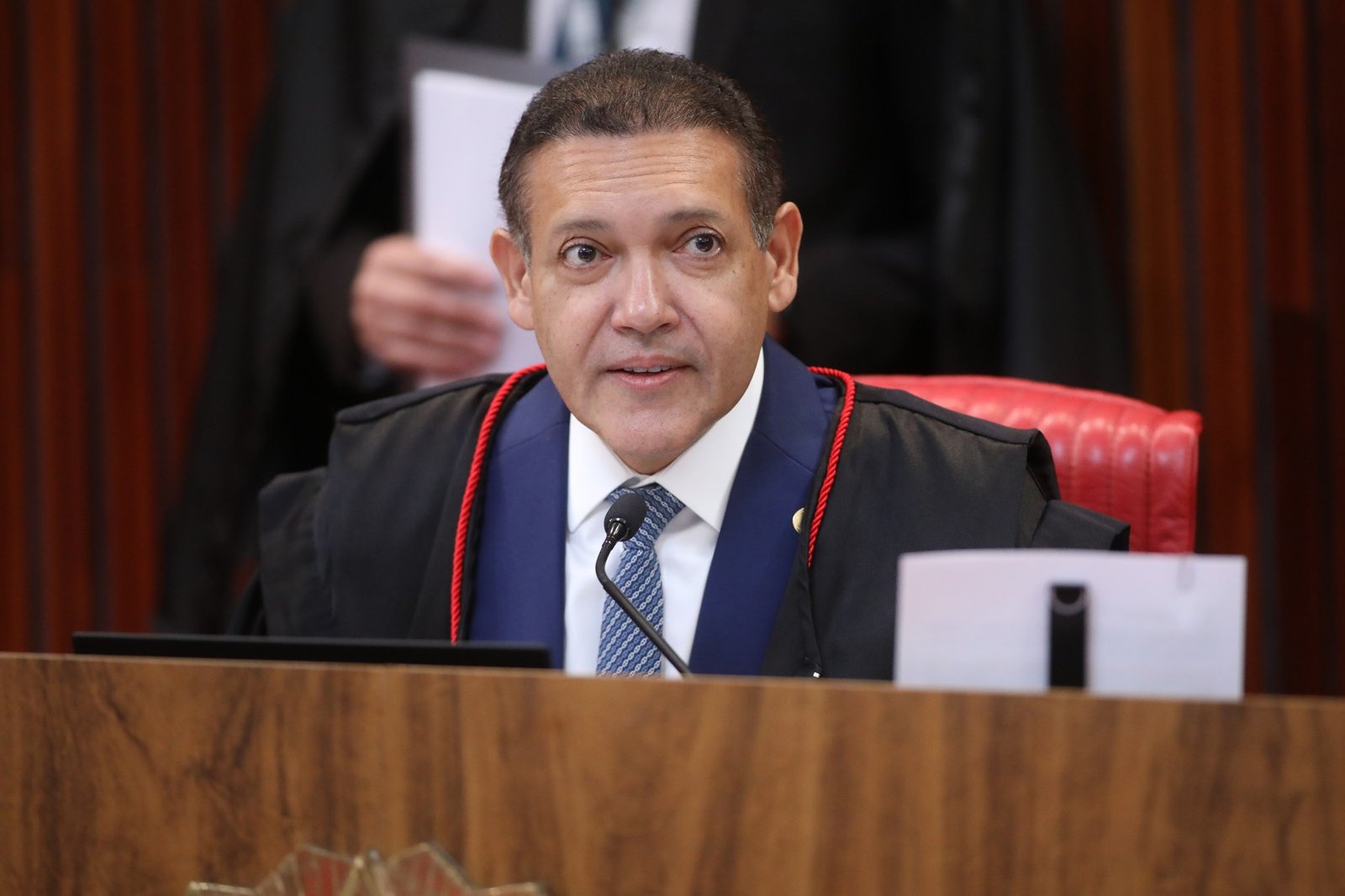 O ministro Kassio Nunes Marques, presidente do TSE, fala ao microfone durante sessão plenária do tribunal (foto de arquivo, fevereiro de 2025)