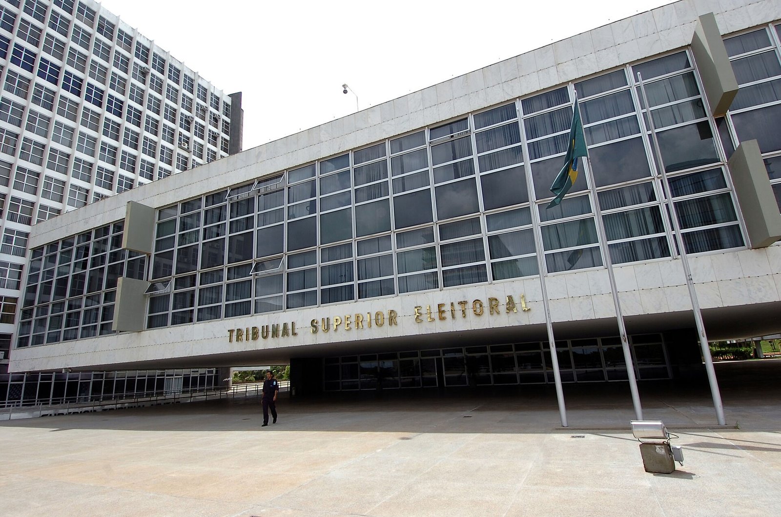 Fachada do edifício do Tribunal Superior Eleitoral, em Brasília, com bandeira do Brasil