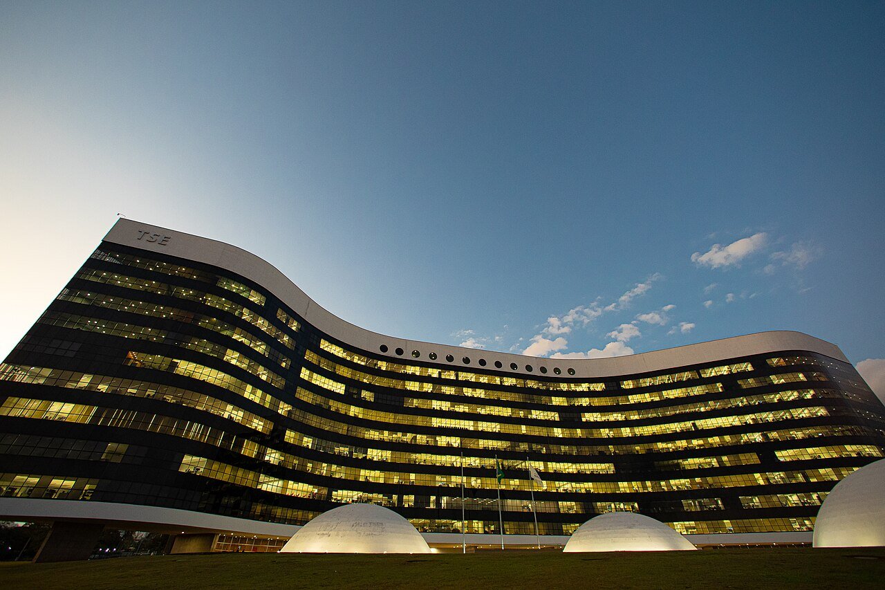 Fachada do prédio-sede do Tribunal Superior Eleitoral, em Brasília, ao entardecer