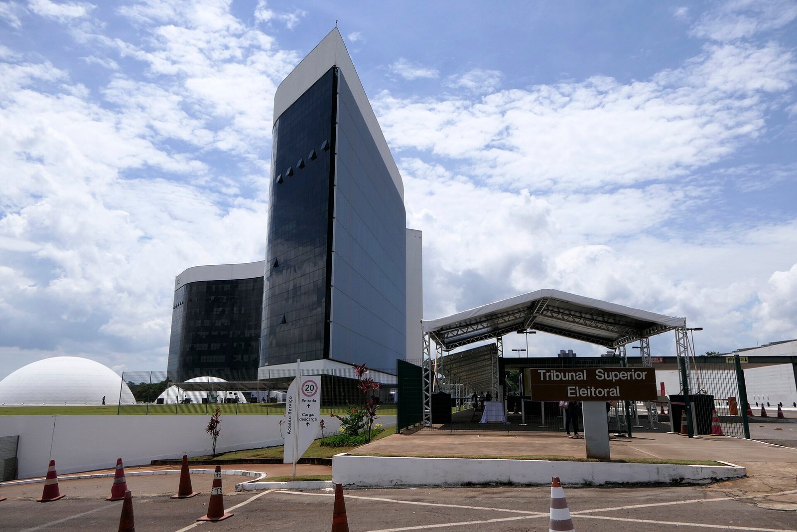Fachada da sede do Tribunal Superior Eleitoral, em Brasília, com placa de identificação do órgão