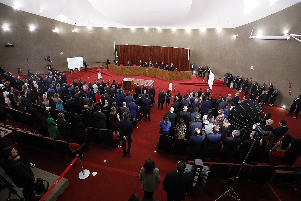 Plenário do Tribunal Superior Eleitoral durante sessão solene, com público de pé