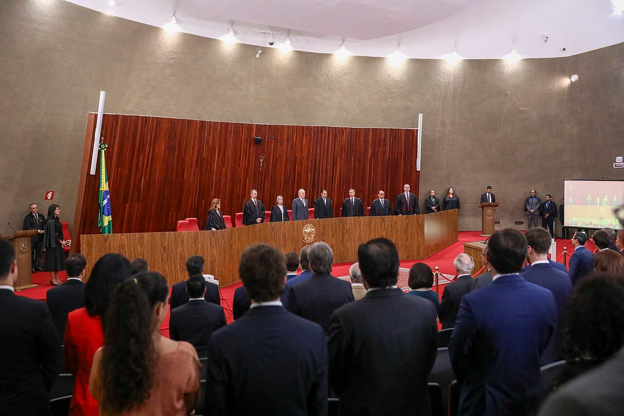 Sessão no plenário do Tribunal Superior Eleitoral, em Brasília, com ministros de toga e a bandeira do Brasil