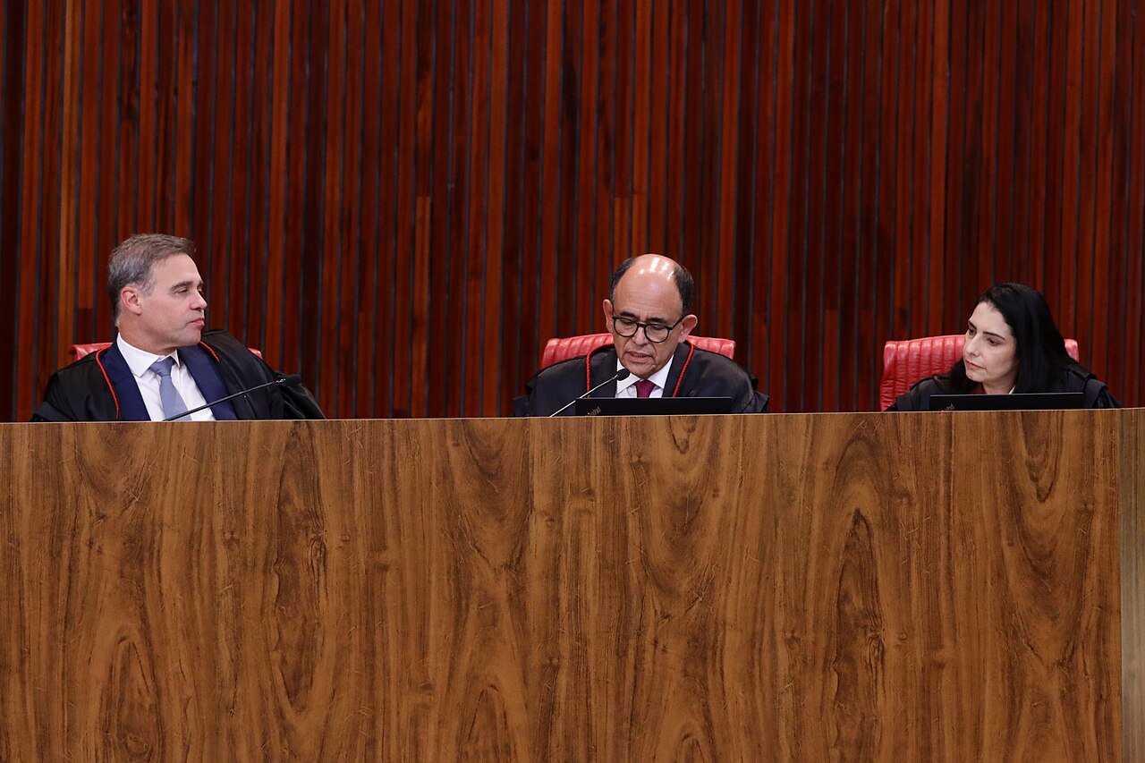 Ministros togados na mesa do plenário do Tribunal Superior Eleitoral durante sessão em agosto de 2025