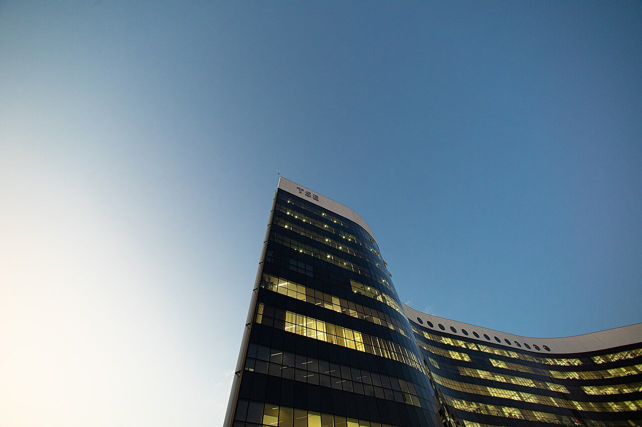 Fachada curva do prédio do Tribunal Superior Eleitoral em Brasília ao entardecer, foto de 2022