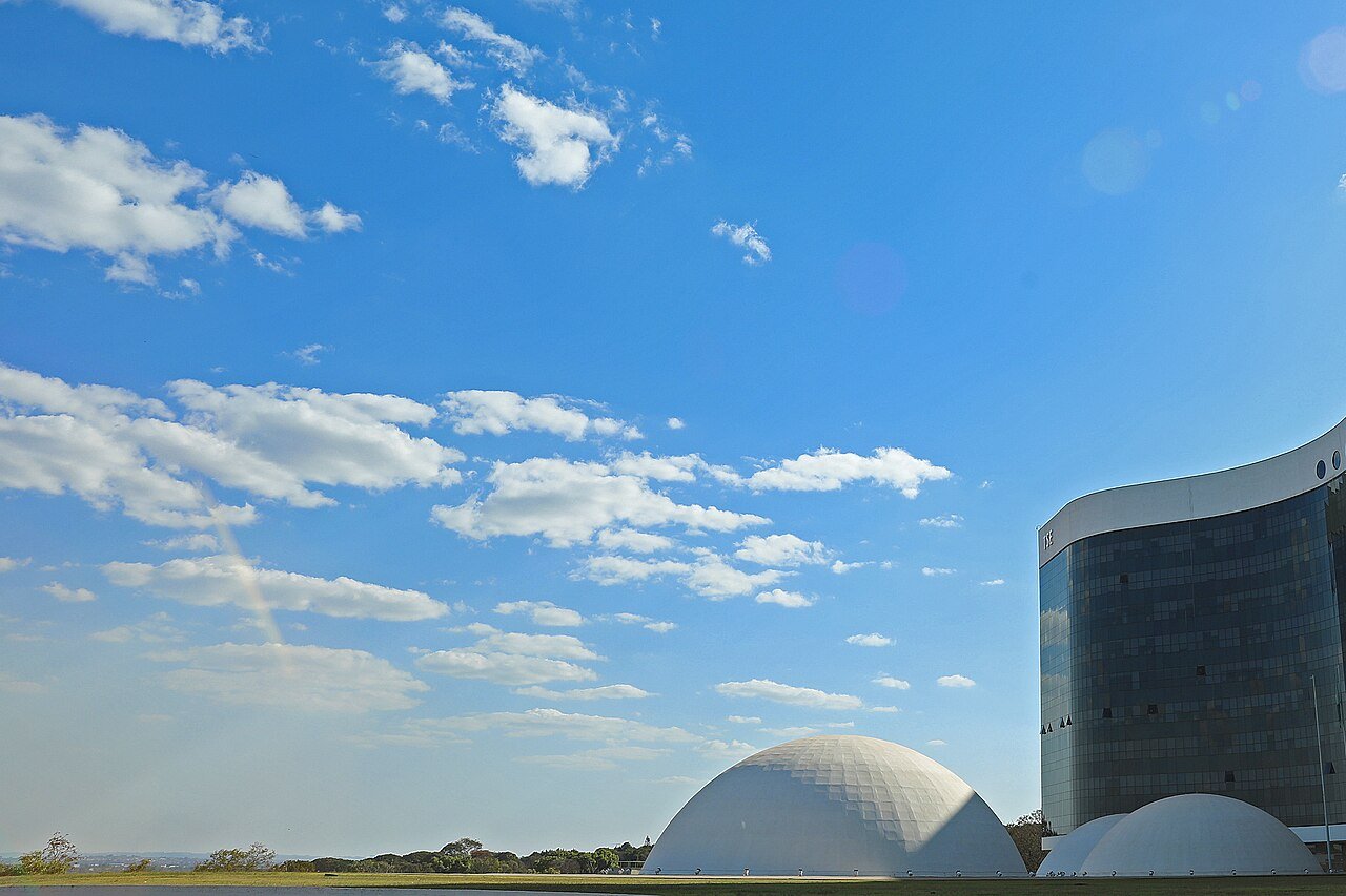 Fachada do edifício-sede do Tribunal Superior Eleitoral, em Brasília, com céu azul