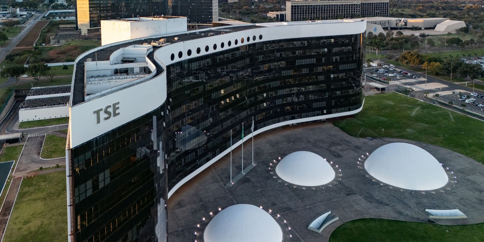 Prédio-sede do Tribunal Superior Eleitoral (TSE) em Brasília, visto de cima, com as cúpulas brancas na praça em frente