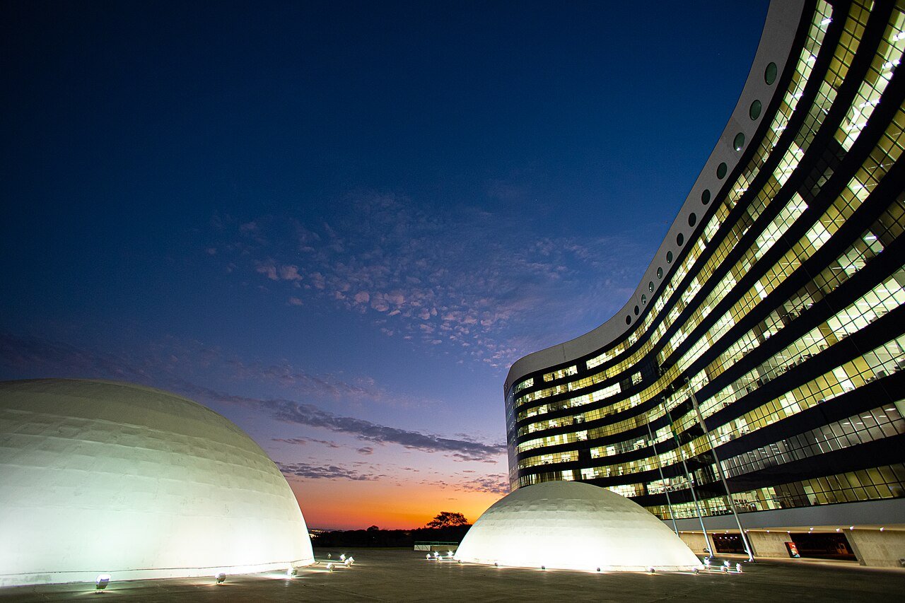 Fachada do edifício-sede do Tribunal Superior Eleitoral, em Brasília, ao entardecer