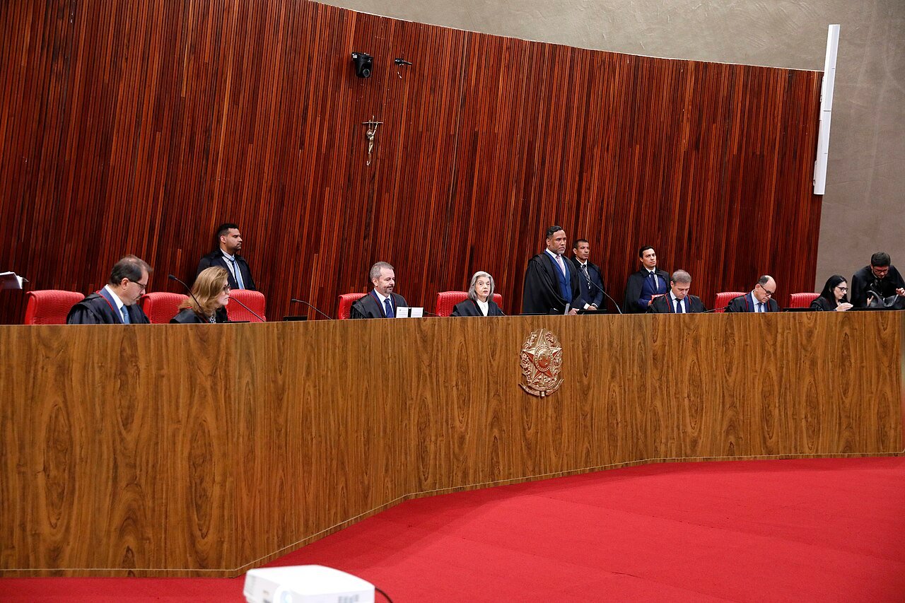 Ministros reunidos em sessão plenária do Tribunal Superior Eleitoral