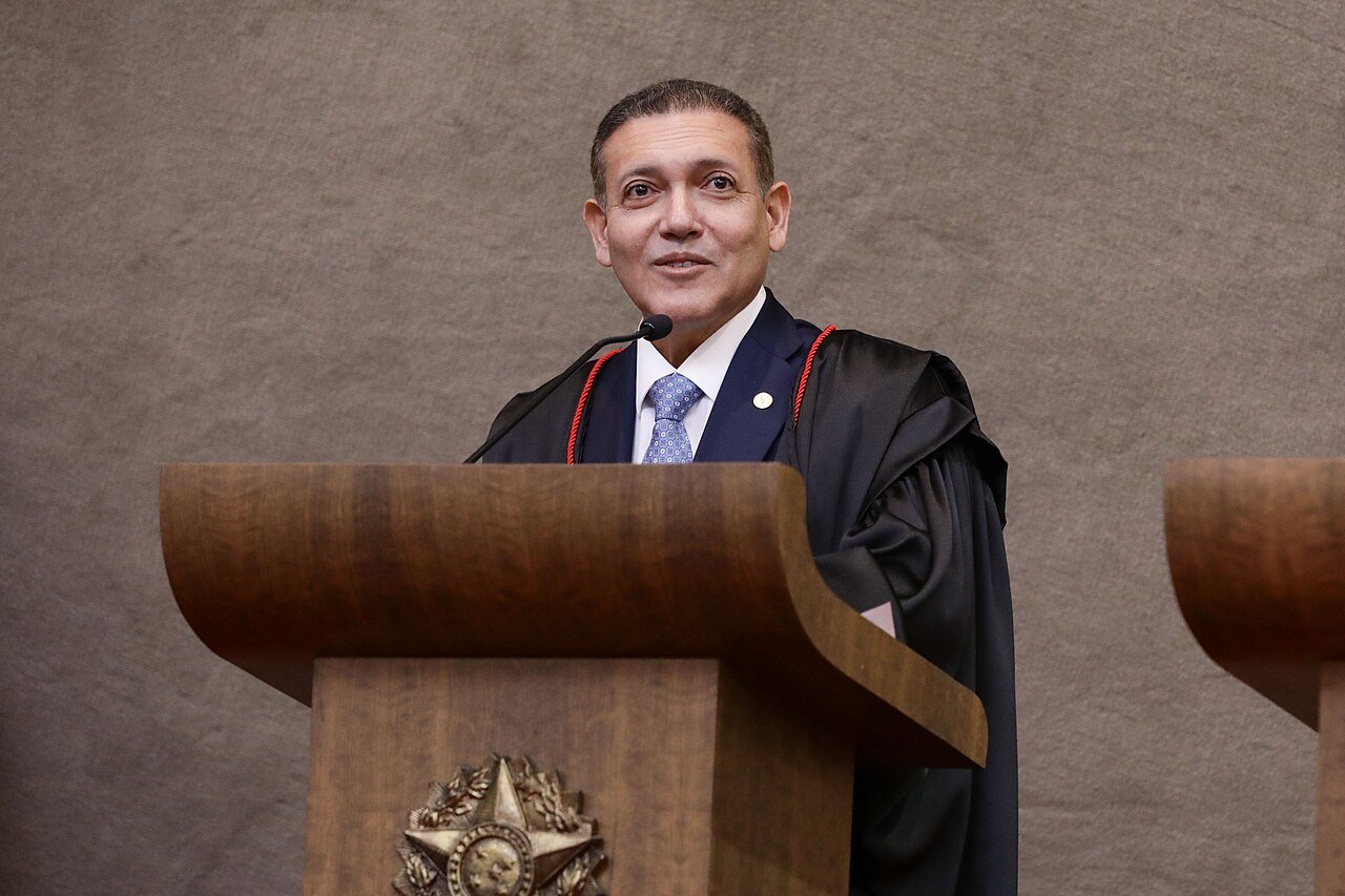 Ministro Nunes Marques discursa na tribuna durante a sessão solene de posse na presidência do TSE