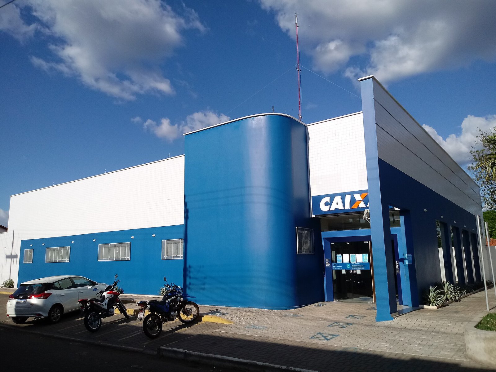Fachada de agência da Caixa Econômica Federal, com o letreiro do banco sobre a entrada