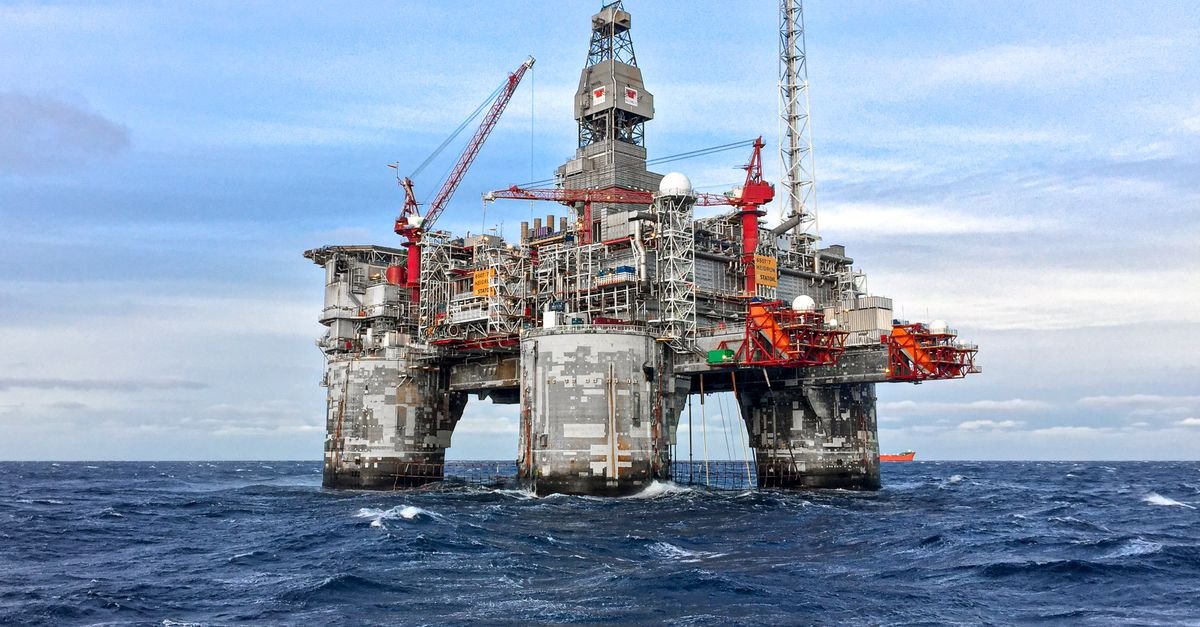 Plataforma de produção de petróleo em alto-mar
