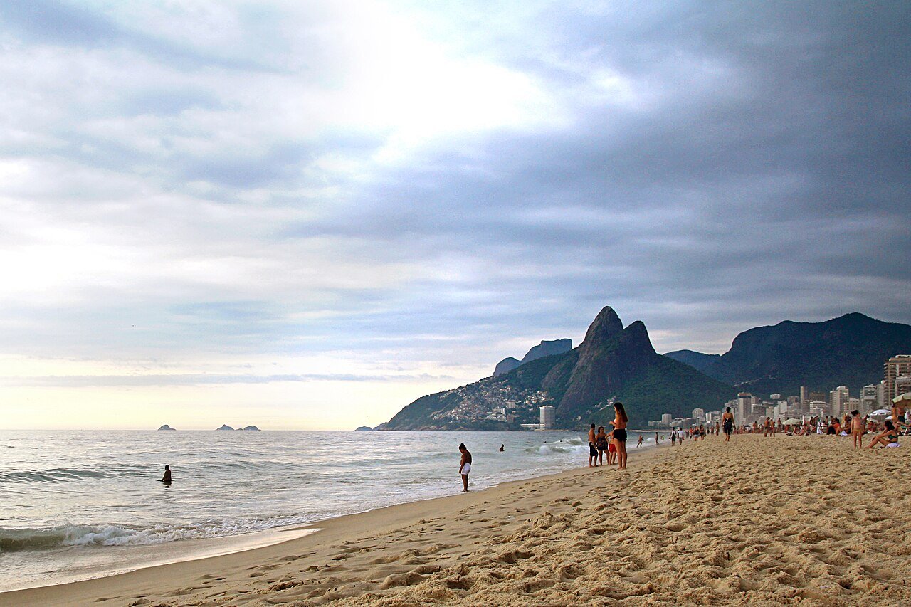 Faixa de areia da praia de Ipanema, no Rio de Janeiro, com o morro Dois Irmãos ao fundo