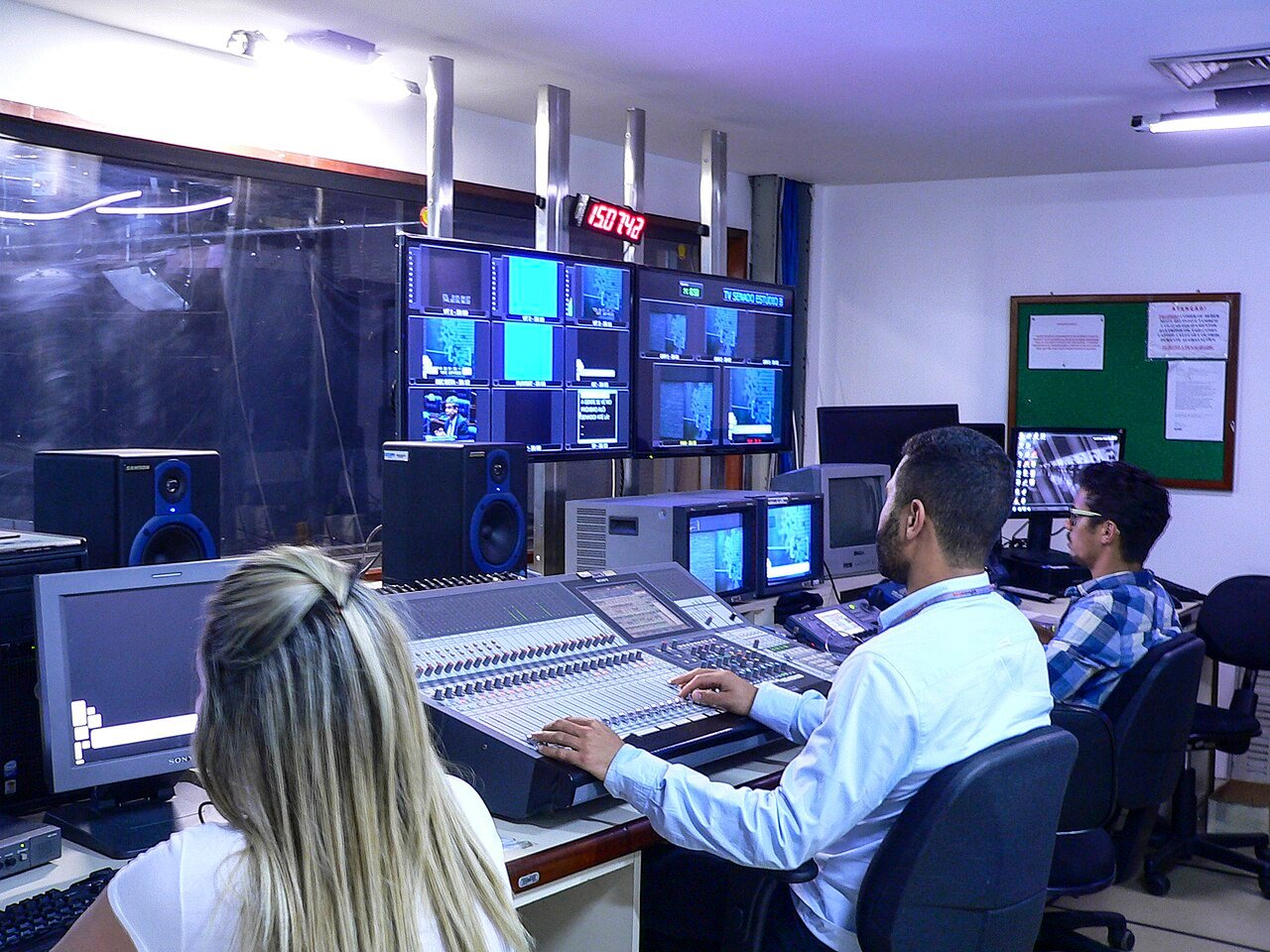 Mesa de corte da TV Senado com monitores de transmissão ao vivo, em Brasília