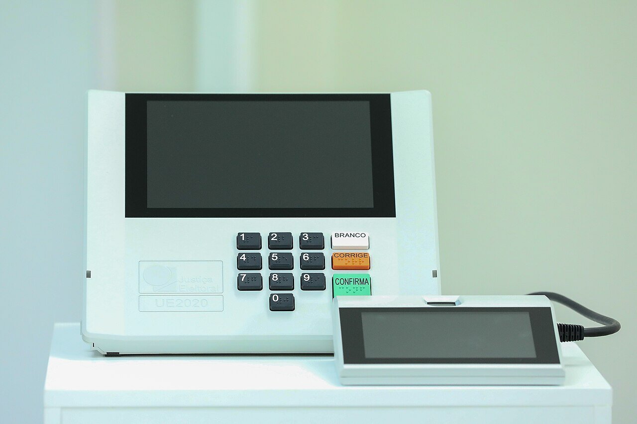 Urna eletrônica brasileira modelo UE2020 com o teclado e o terminal do mesário