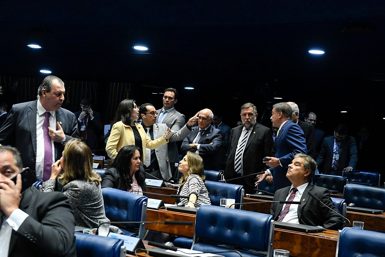 Senadores reunidos no plenário do Senado Federal durante sessão