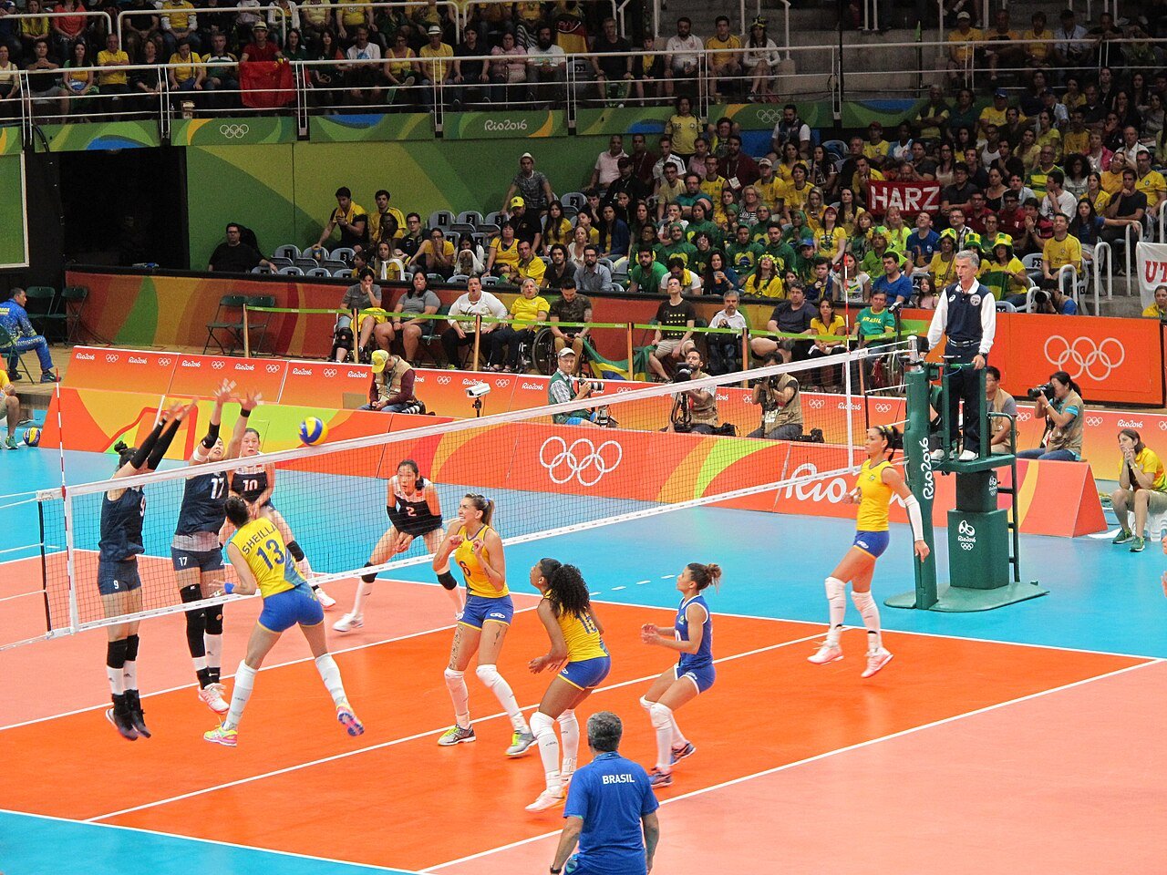 Partida de volei feminino com a selecao brasileira em quadra durante competicao