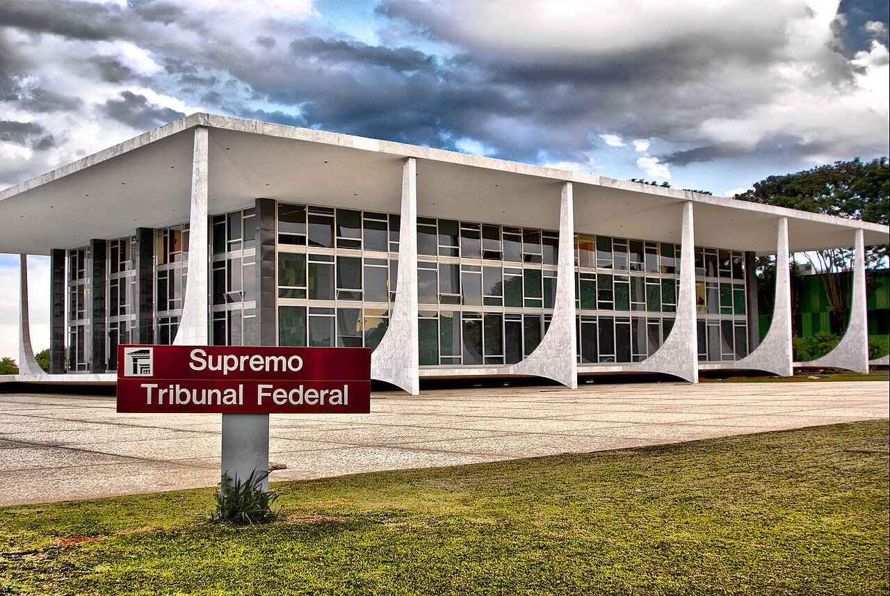 Fachada do edifício do Supremo Tribunal Federal, em Brasília, com placa de identificação em primeiro plano